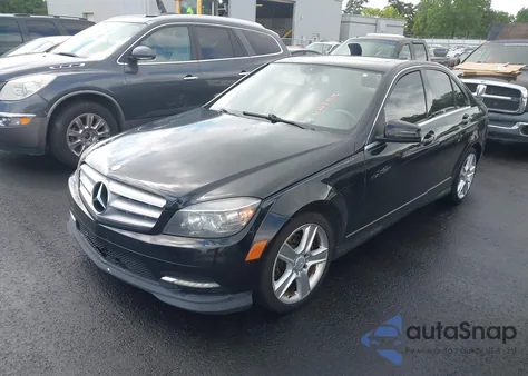 2011 Mercedes-Benz C 300 Luxury/Sport z USA, uszkodzony, nr VIN WDDGF5EB2BR168537